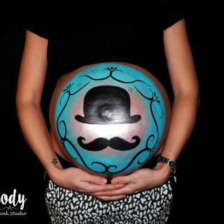 Body schmink studio bellypaint baby shower thema moustache 1 logo