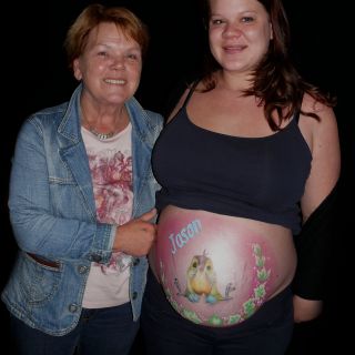 Body schmink studio bellypaint babyshower funny bird foto met oma aarle rixtel logo