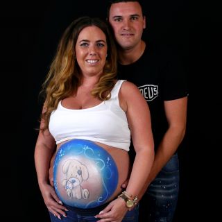 Body schmink studio bellypaint babyshower hond blue noze foto couple helmond 3 logo