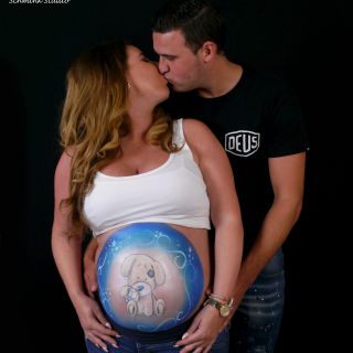 Body schmink studio bellypaint babyshower hond blue noze foto kiss helmond logo