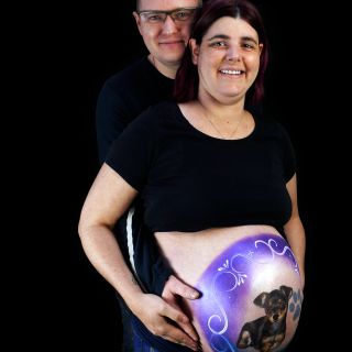 Body schmink studio bellypaint babyshower hond pincher foto couple aarle rixtel 3 logo