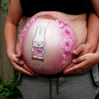 Body schmink studio bellypaint babyshower nintje met roses helmond foto buik kant 2 logo