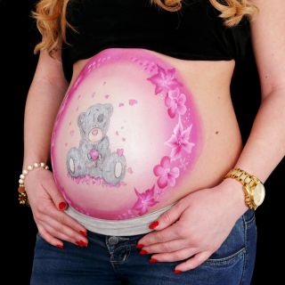 Body schmink studio bellypaint babyshower teddy hearts and flowers foto buik met black background logo