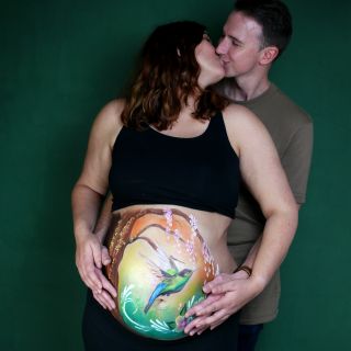 Body schmink studio bellypaint babyshower thema nature colibri bird foto kiss logo