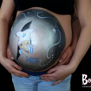 Body schmink studio bellypaint bobbie beer with zipper en baby naam en papa hands 2 logo