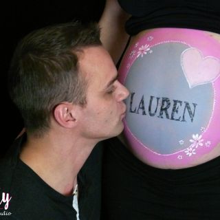 Body schmink studio bellypaint joannie met baby name en papa kissing met logo