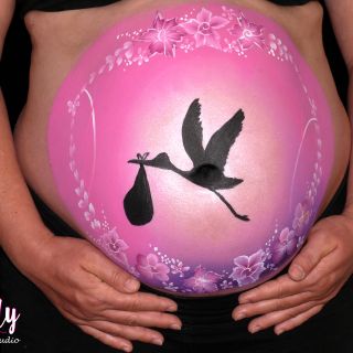 Body schmink studio bellypaint ooievaar bloemen pink background foto belly 2 logo