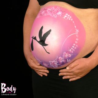 Body schmink studio bellypaint ooievaar bloemen pink background foto belly side logo 2