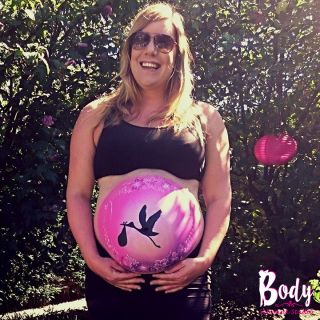 Body schmink studio bellypaint ooievaar bloemen pink background foto effect2