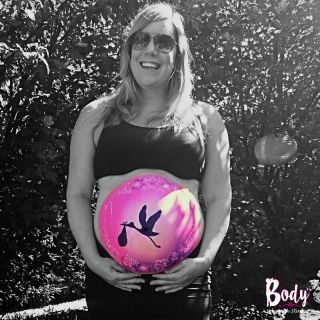 Body schmink studio bellypaint ooievaar bloemen pink background foto effect3