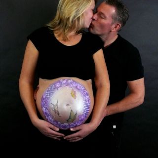 Body schmink studio bellypaint paars bloemen en vlinders beek en donk foto kissing couple logo