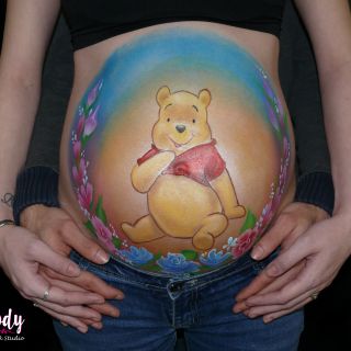 Body schmink studio bellypaint winny de pooh met bloemen met papa handen en logo