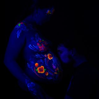 Body schmink studio bodypaint torso bellypaint uv flowers beek en donk kissing