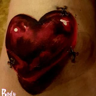 Body schmink studio heart 3d shadow hightligh stitches uv paint